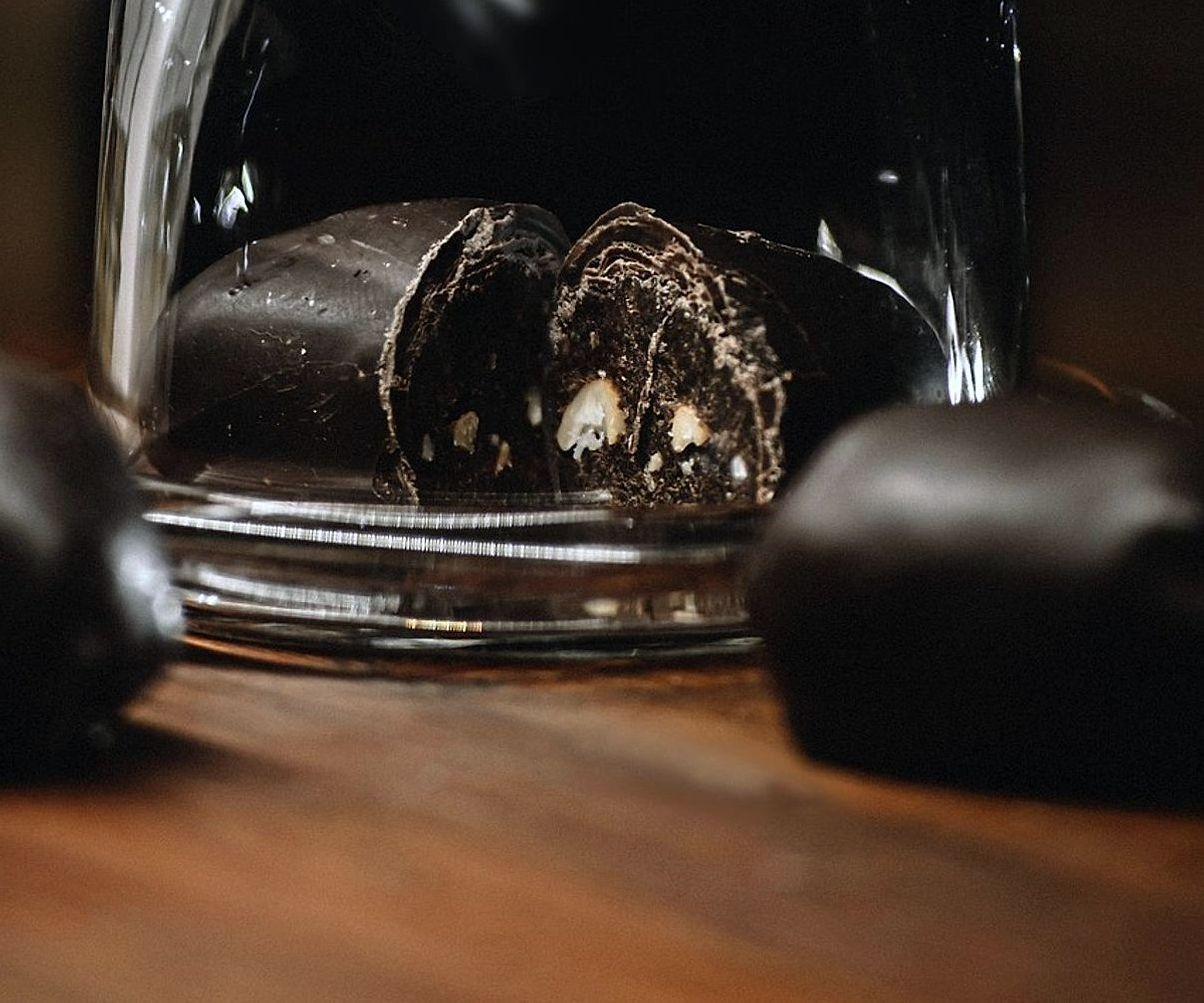 Vitrinas llenas de bombones de chocolate y golosinas artesanales